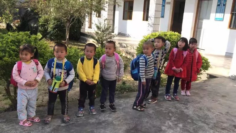 广东狮子会慧芯服务队一行到梅州市上澄小学开展助学和植树活动
